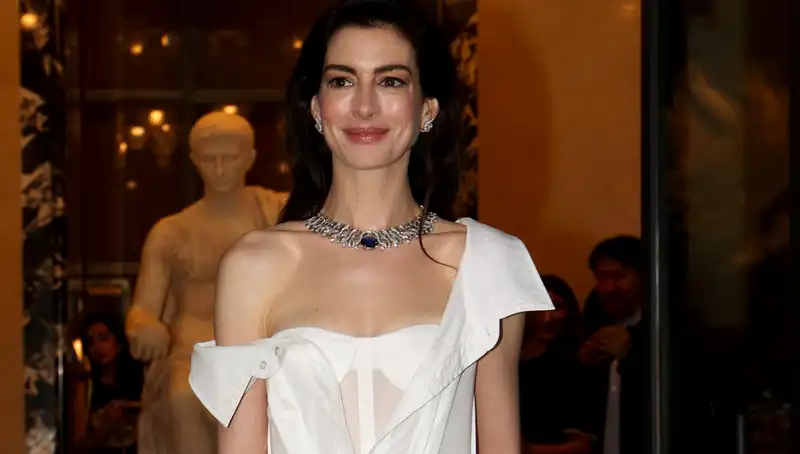 Anne Hathaway turns Gap Shirtdress into a sexy deconstructed Couture