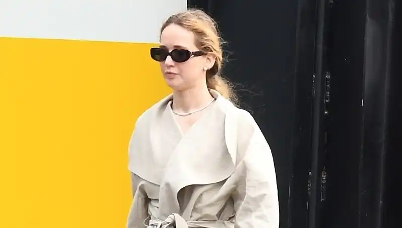 Jennifer Lawrence swaps designer mesh flats forナ100 or less Nike sneakers