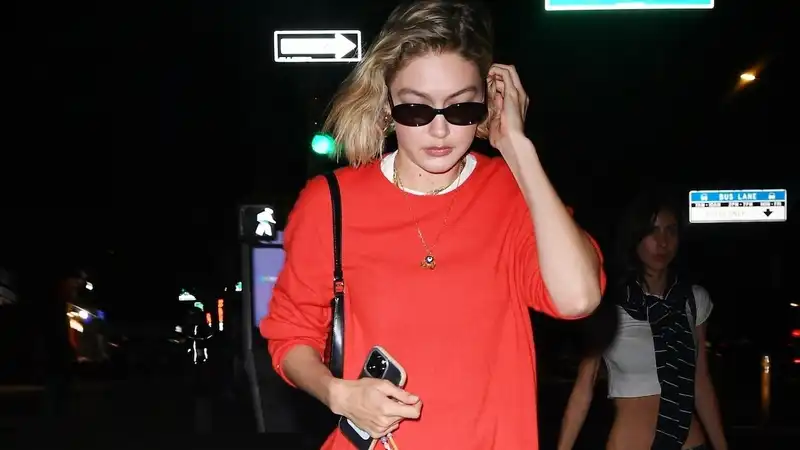 Gigi Hadid raises a sweet white skirt to dominate it - Sneakers