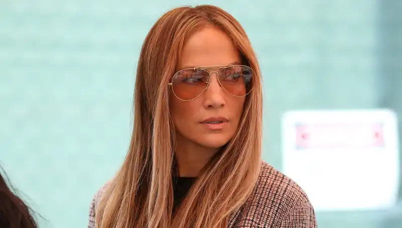 Jennifer Lopez flaunts her unusual Birkin in an everyday blazer and flared jeans