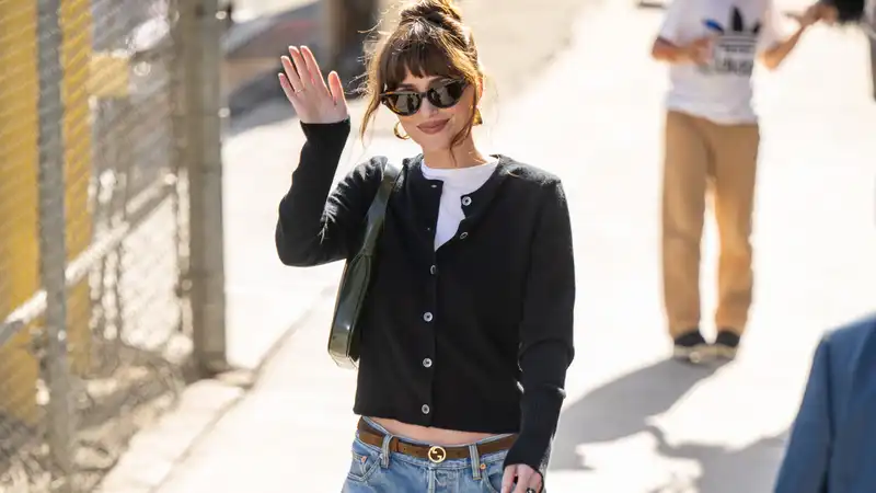 Dakota Johnson's baggy jeans and sling back heel blend femininity and tomboy vibe