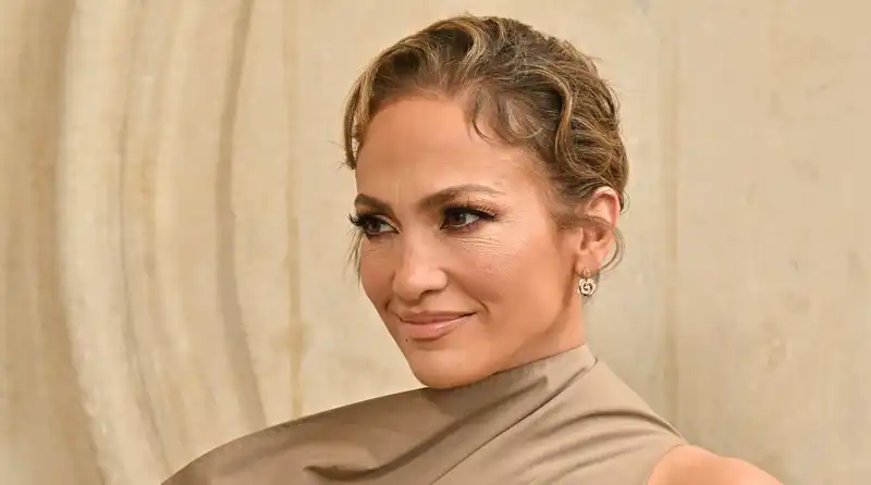 Jennifer Lopez, Queen of Coastal Preparedness in a Ralph Lauren Knit Sweater