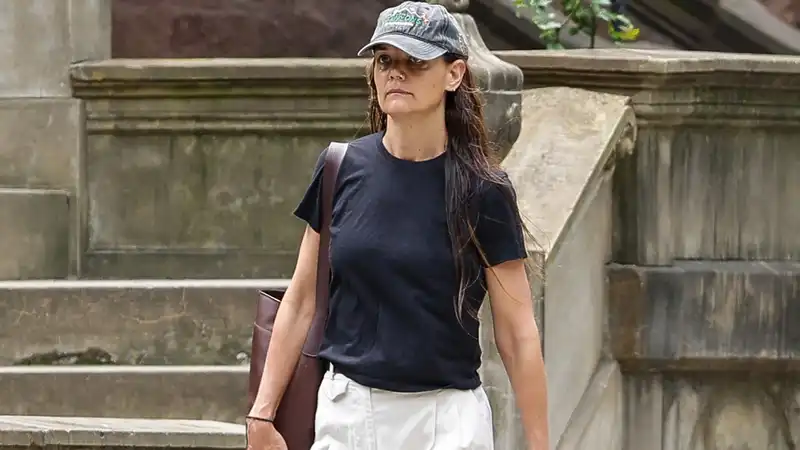 Katie Holmes wears her favorite Madewell bag and ballet flats for an anti-trendy summer look