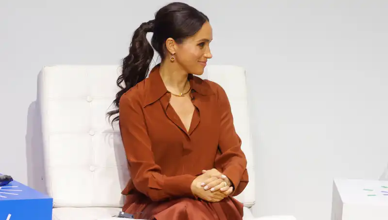 Meghan Markle's Pumpkin Spice shirt and comfy silk pants are my early fall outfit inspiration.