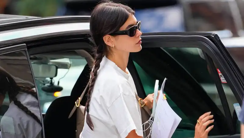 Kaia Gerber's “Recipe for Wearing Pajamas Outside”: classic bags, sneakers, and layered earrings