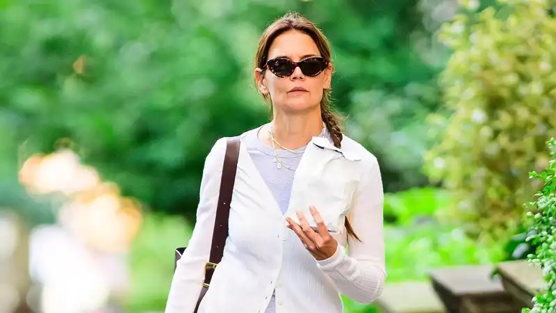 Katie Holmes' early fall uniform mixes neutral layers with J.Lo's favorite fall denim trend