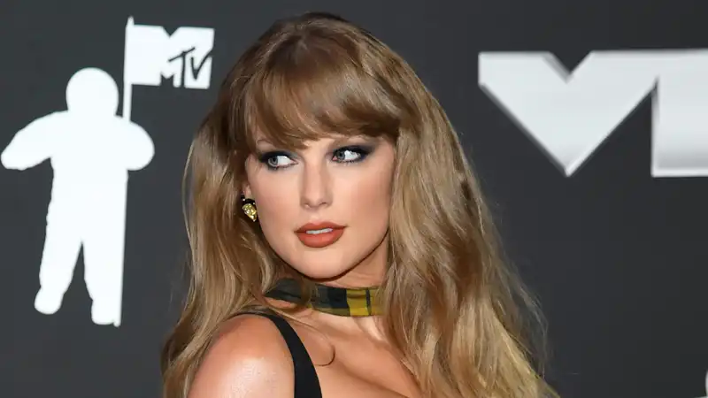 Taylor Swift finally reveals that her favorite perfume is Tom Ford at the 2024 VMAs.