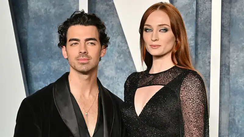 Sophie Turner and Joe Jonas get divorced.