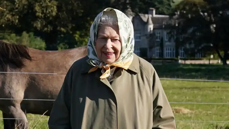 Queen Elizabeth amusingly tells Balmoral tourists that she has never met the Queen.