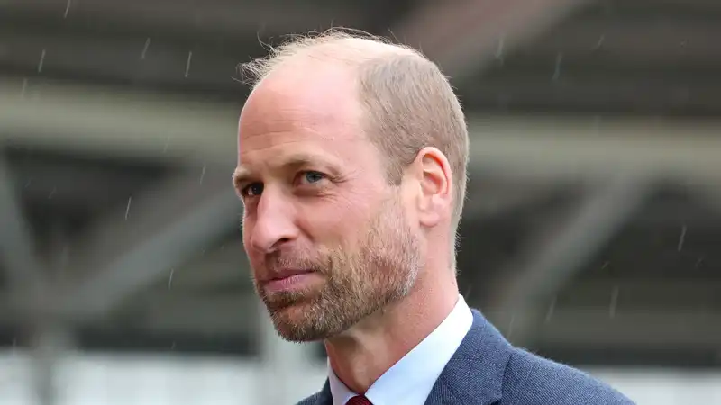 Bearded Prince William reports on Princess Kate's health