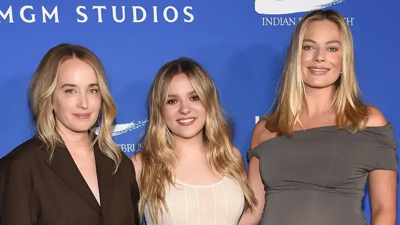 Margot Robbie makes her red carpet debut in a maternity mini dress.