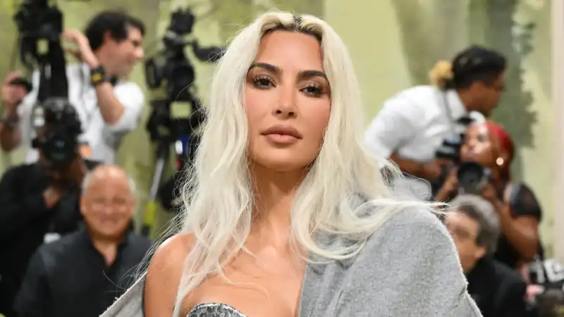 Kim Kardashian Visits Menendez Brothers in Prison After “Monsters” Premiere