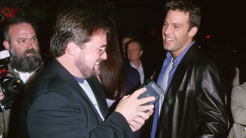 Ben Affleck's friend Kevin Smith says it's “very threatening” to call him in the middle of a divorce.