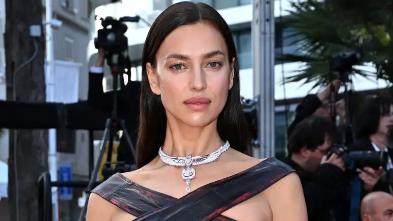 Irina Shayk attempts nearly naked mirror selfie at Paris Fashion Week