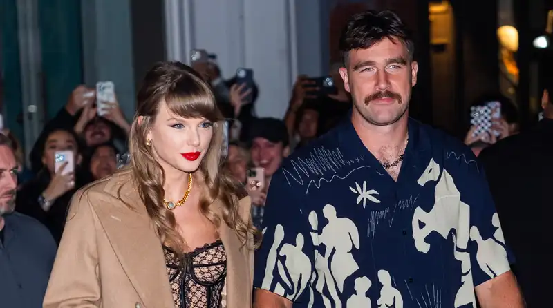 Taylor Swift threw a surprise birthday party for her boyfriend Travis Kells, sources claim.