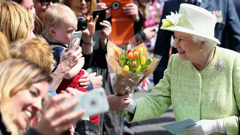 Queen Elizabeth says she hates meeting “tourists.”