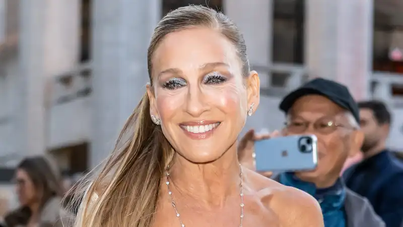 Sarah Jessica Parker wears Y2K eyeshadow on her eyelids at the New York City Ballet Gala.