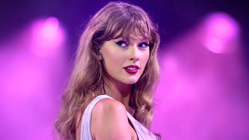 Taylor Swift overtakes Rihanna to become the richest female musician in the world.