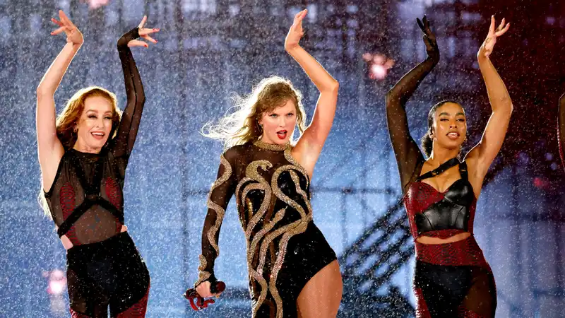 Taylor Swift finally shows off her new “Reputation” outfit.