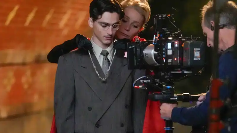 Gwyneth Paltrow and Timothée Chalamet kiss while filming “Marty Supreme”