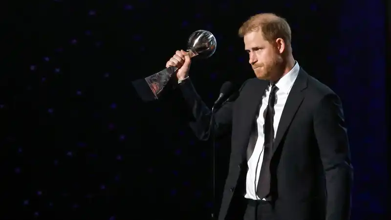 Prince Harry makes a surprise appearance at the Tillman Honors Gala and spends time with Pat Tillman's widow.