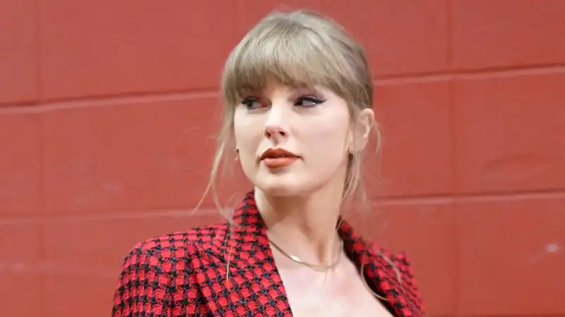 Taylor Swift was caught on camera reminding the security guard to say "please"