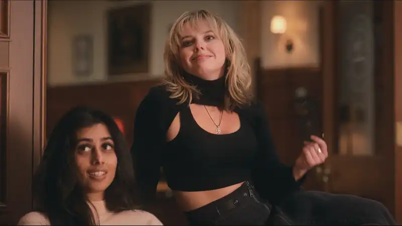 Who should know about the actress who plays Taylor in Mia Rogers's "The Sex Life of a College Girl" Season 3