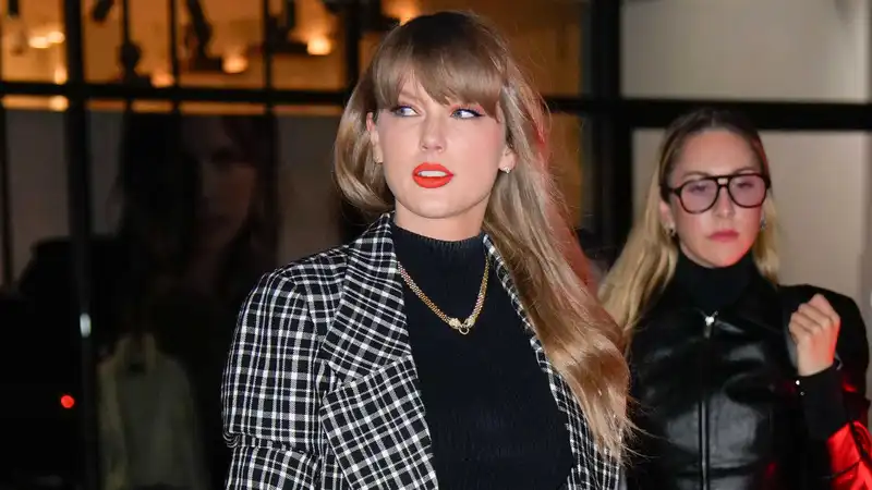 Taylor Swift takes boyfriend's blush trend out to dinner with coral lipstick and eyeshadow