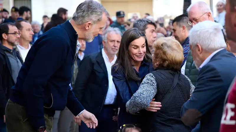 Queen Letizia and King Felipe return to accept flood victims after being beaten and hurled with mud on an earlier visit