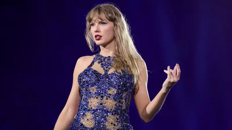 Taylor Swift fans are melting in trying to decipher the hand gestures she made at the latest Eras Tour Stop