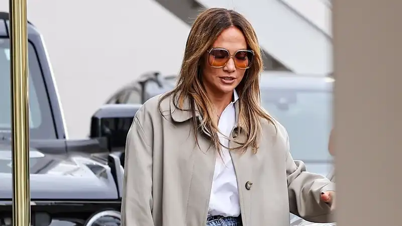 Jennifer Lopez has stacked her all-time classics for Hermes shopping, including trench coats, jeans and an unusual Birkin bag