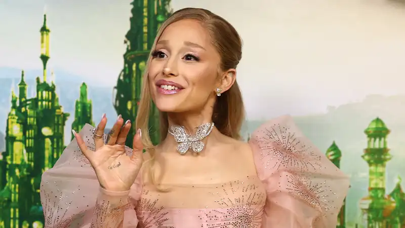 Why the forever "popular" French manicure is so perfect for the "evil" Ariana Grande