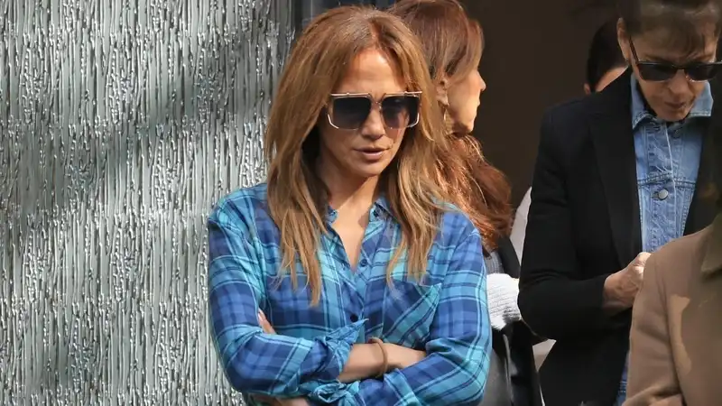 Jennifer Lopez House hunts in torn jeans, platform Uggs, and Suede39,500 suede birkin