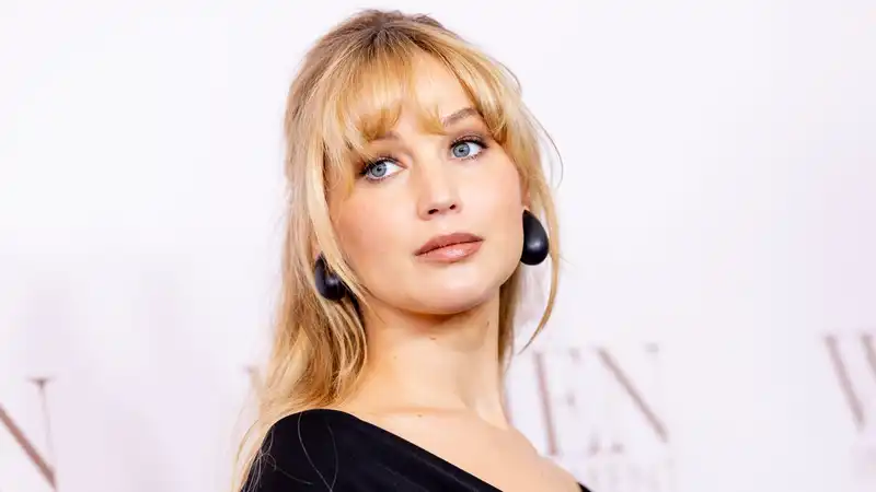 Jennifer Lawrence matches her spherical matte black earrings in her elegant maternity dress