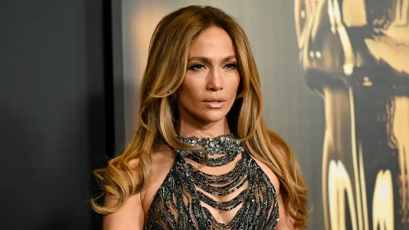 Jennifer Lopez's favorite "cozy and charming" candle is on sale for Cyber Monday