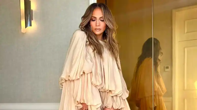 Jennifer Lopez single-handedly revives the boho chic trend with floor-length sleeves