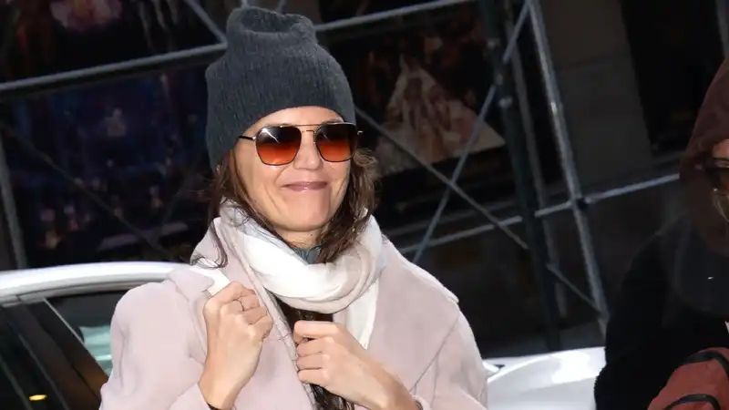 Katie Holmes' powder pink coat is perfect for running