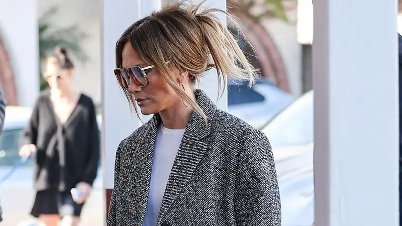 Jennifer Lopez goes last-minute Christmas shopping in her new Hermes Kelly and classic winter coat.