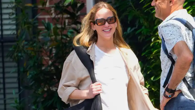 Jennifer Lawrence casually carries The Row's ultra-rare $33,000 alligator bag to dinner